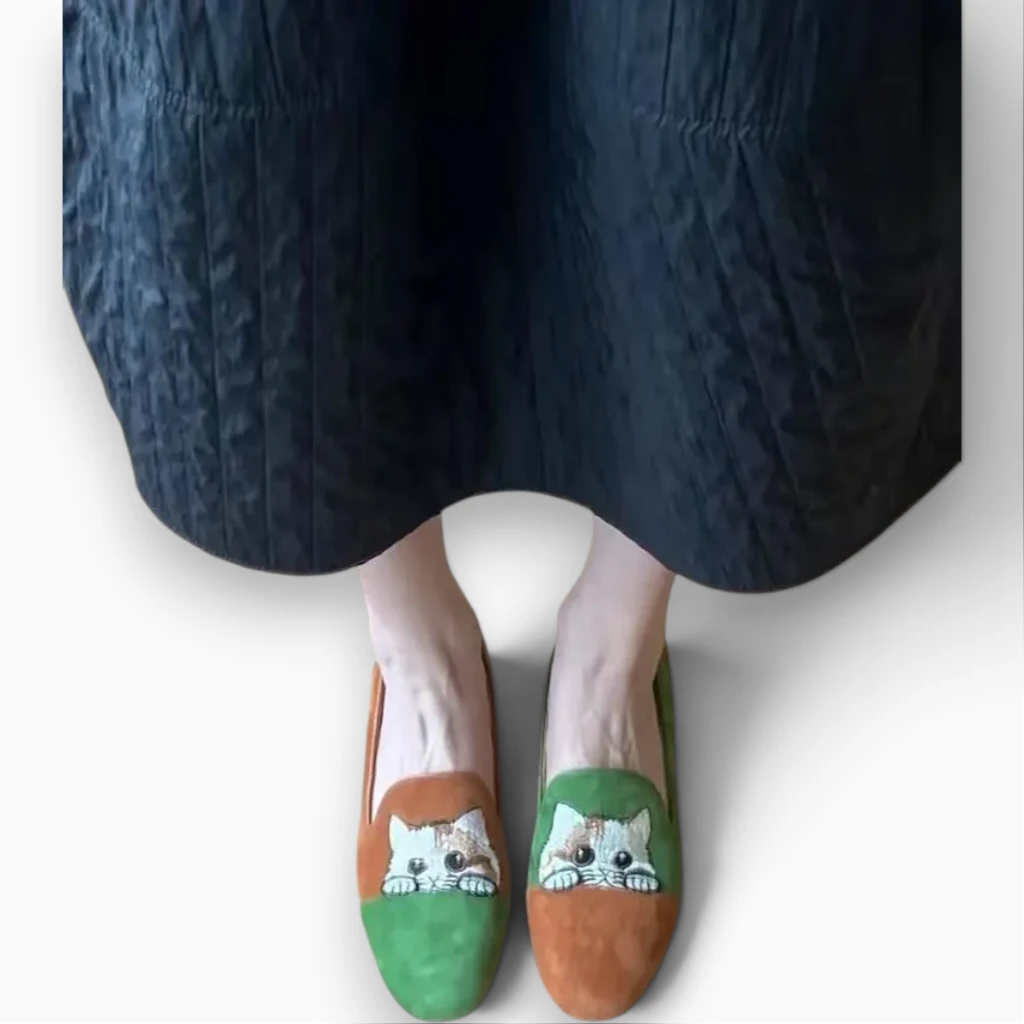 Mocassin cuir camel femme porté au bureau, allure minimaliste