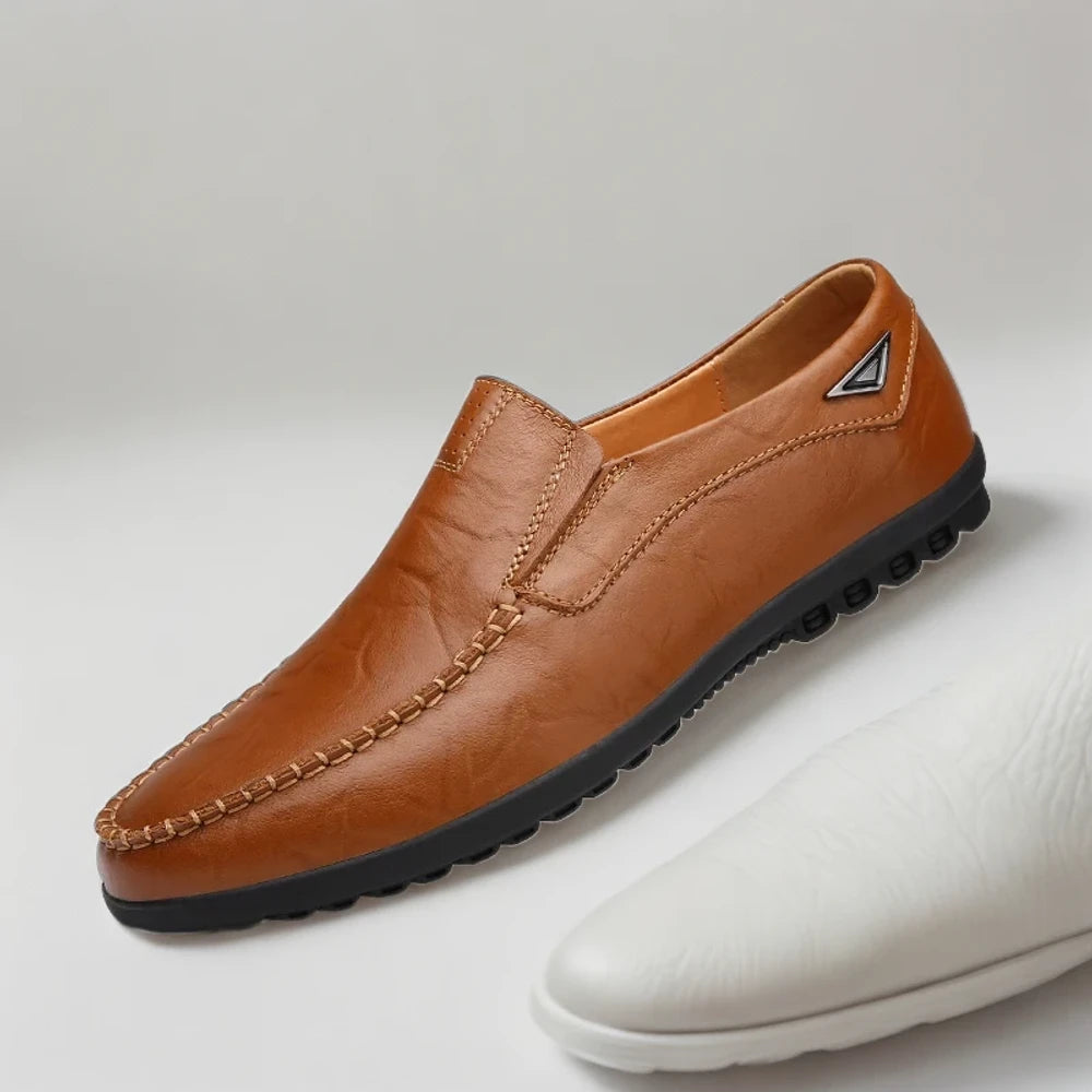 Mocassin rouge pour homme en cuir premium, détail de la semelle antidérapante