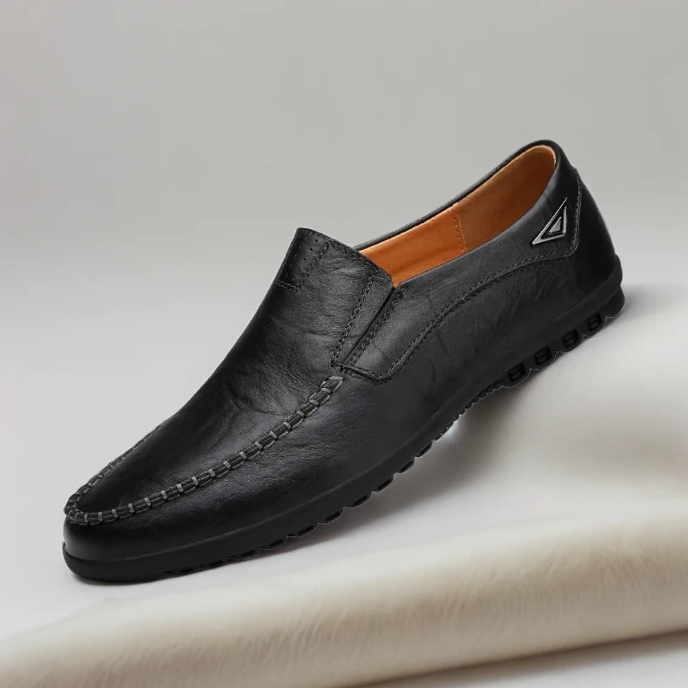 Mocassin de luxe rouge homme porté casual en tenue d'été