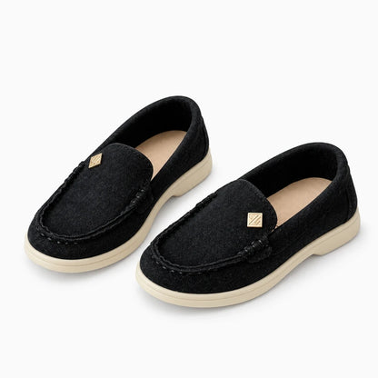 Détail du cuir souple d'un mocassin enfant, construction sans coutures visibles
