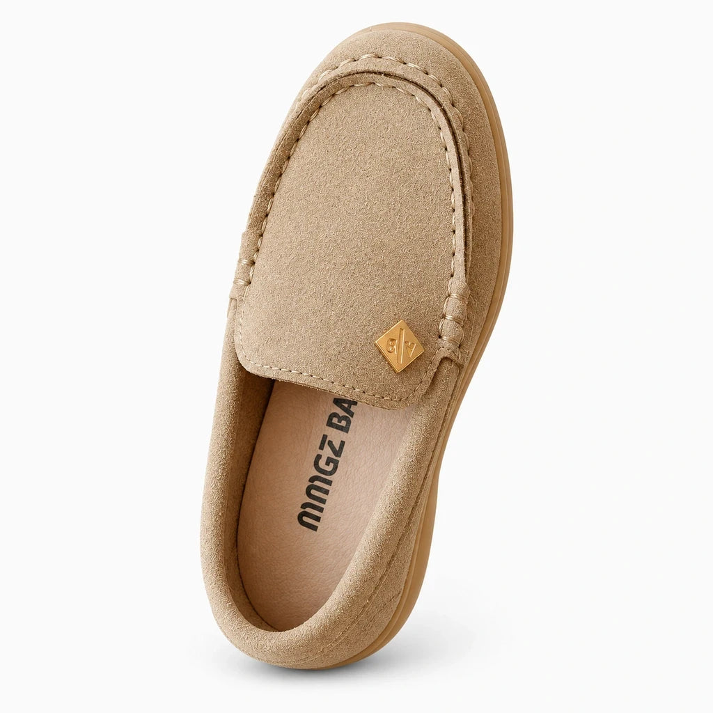 Mocassin cuir enfant porté, semelle antidérapante et bout arrondi pour liberté de mouvement