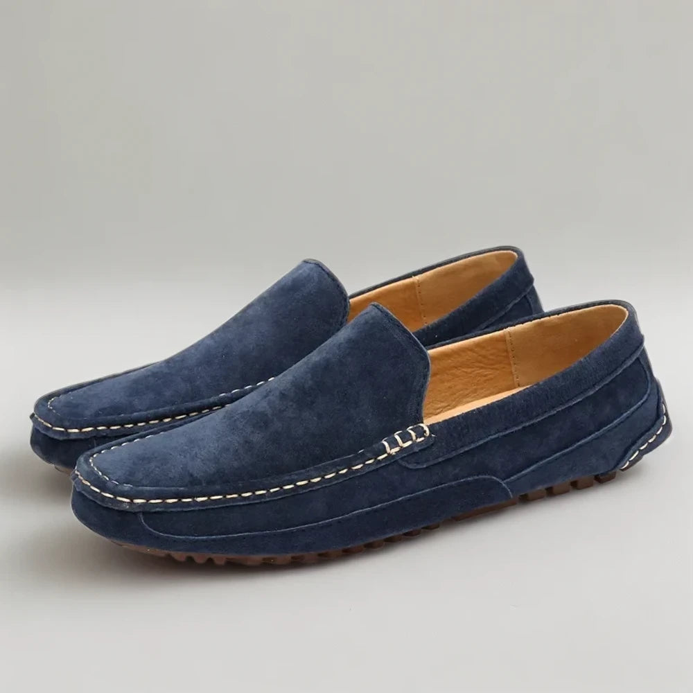 Mocassins marron cuir faits main vus de dessus sur fond neutre