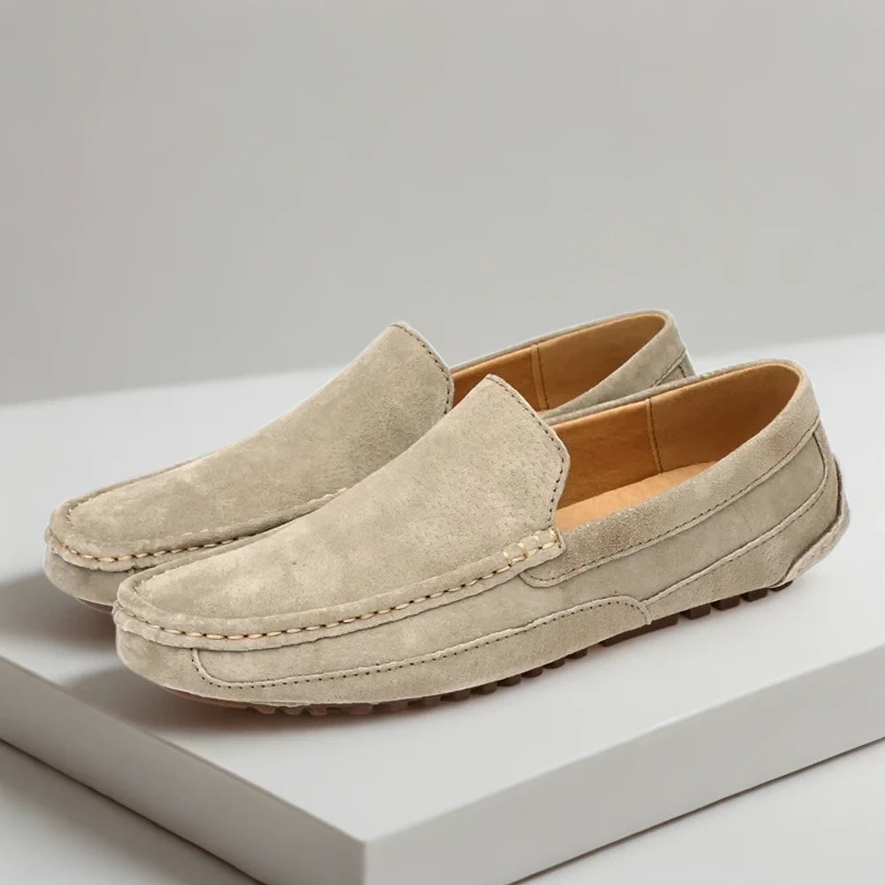 Détail de la texture du cuir marron et de la couture du mocassin