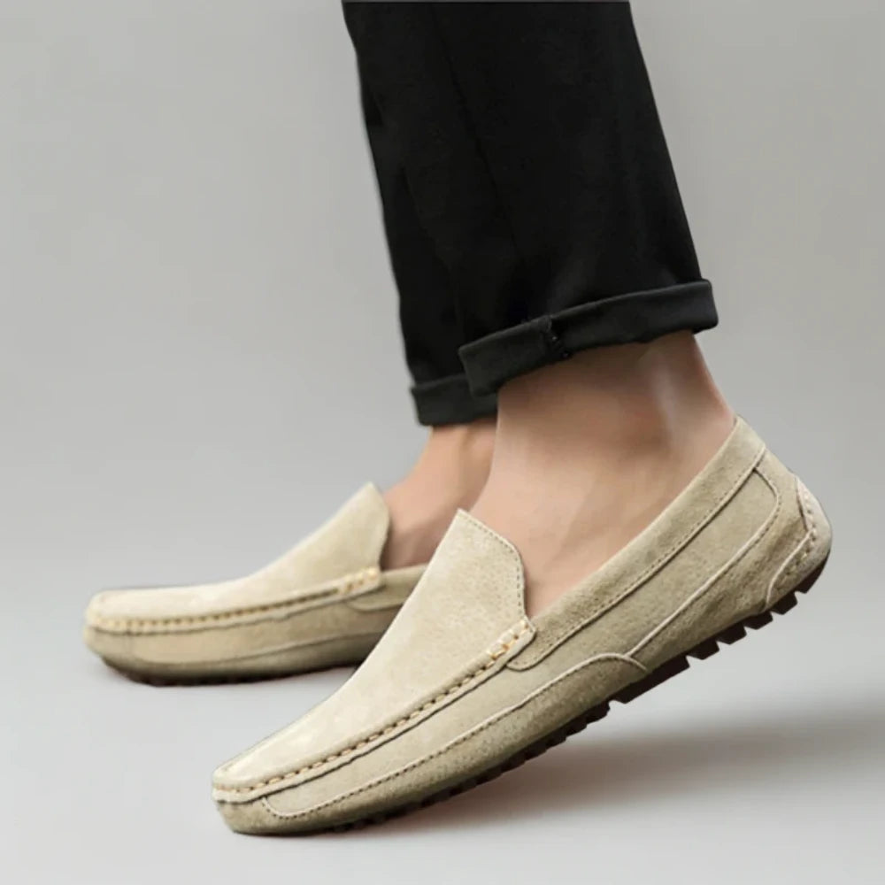 Mocassins cuir marron portés avec tenue décontractée pour balades urbaines