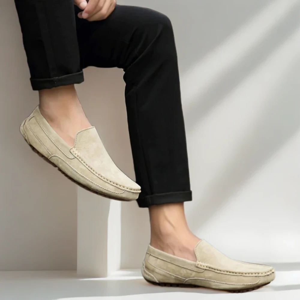 Profil latéral du mocassin marron cuir montrant son galbe et son confort