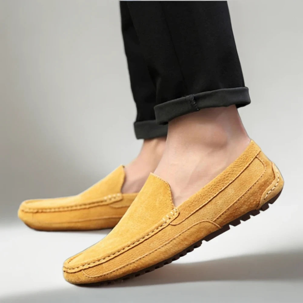 Paire de mocassins en cuir marron légère et raffinée pour l'été