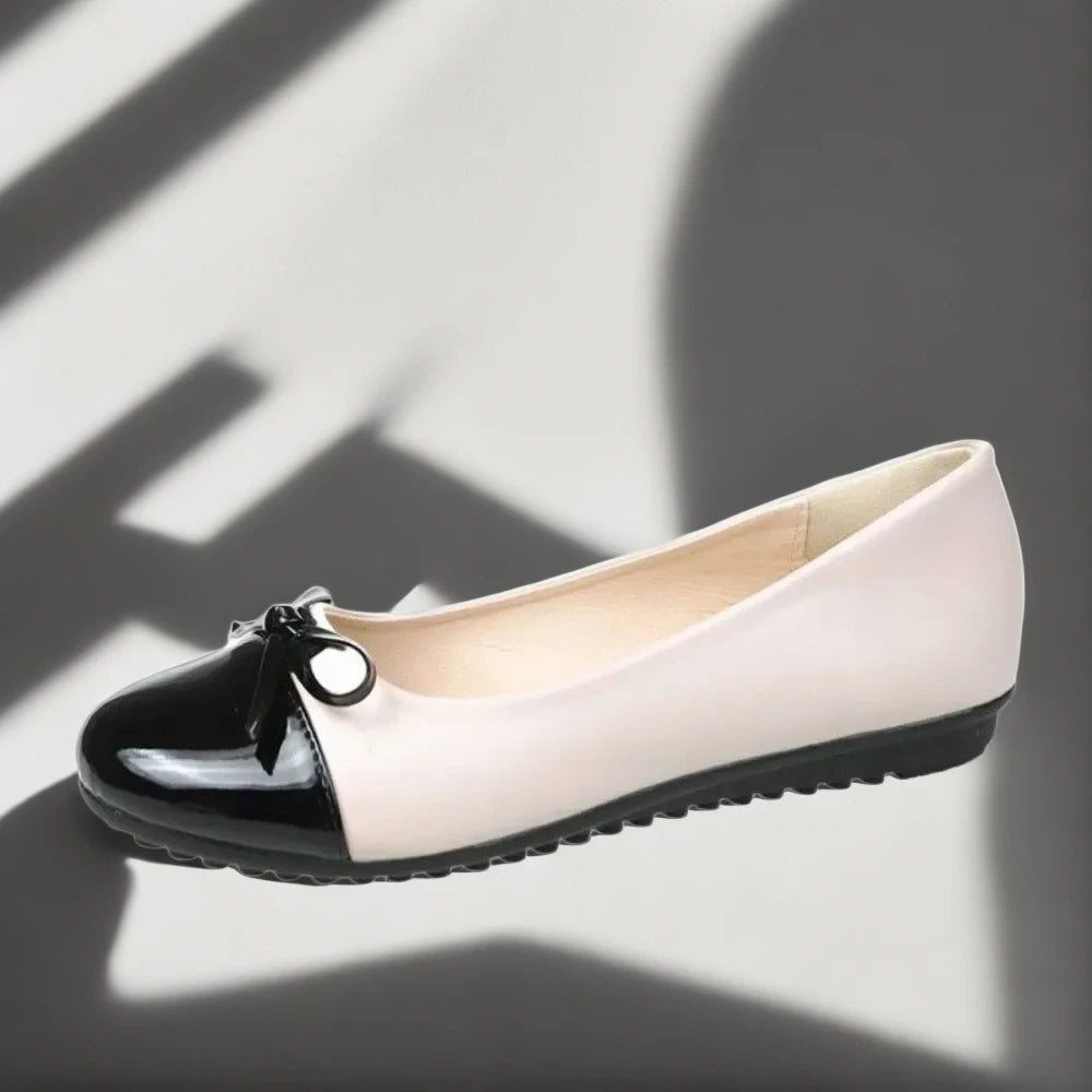 Mocassins femme en cuir noir souple détail de la semelle et confort