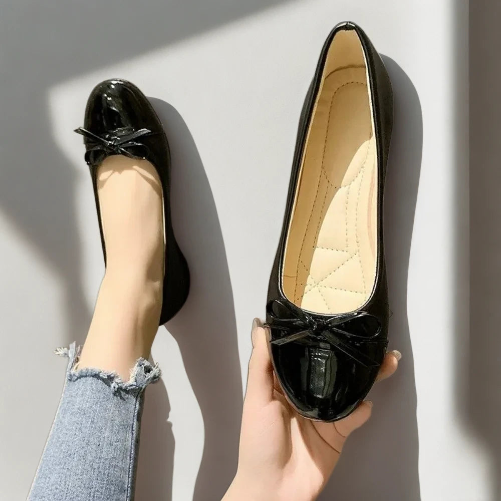 Mocassin femme noir cuir porté avec jupe casual au quotidien
