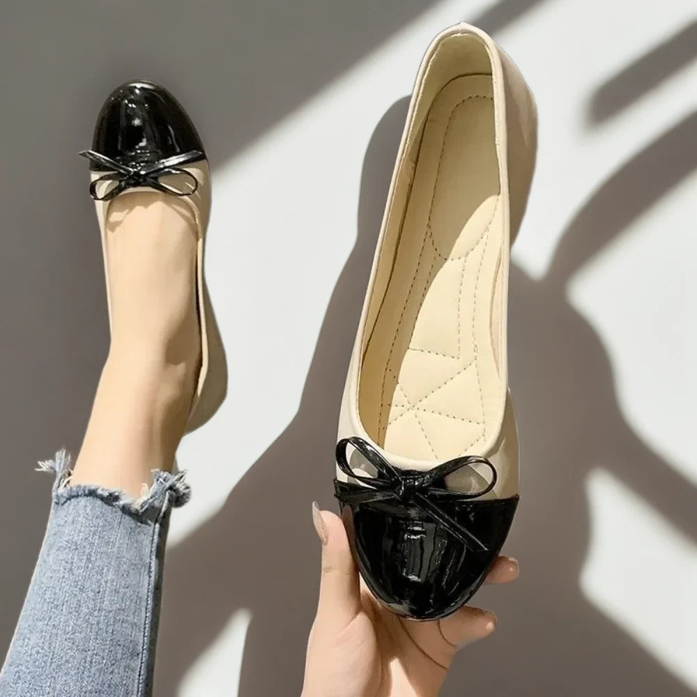 Mocassin femme en cuir noir associé look pantalon professionnel