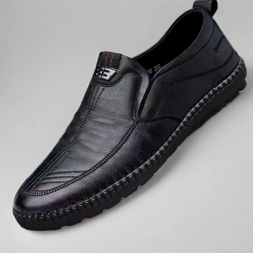 Mocassins cuir noir homme détail de la semelle antidérapante et respirante