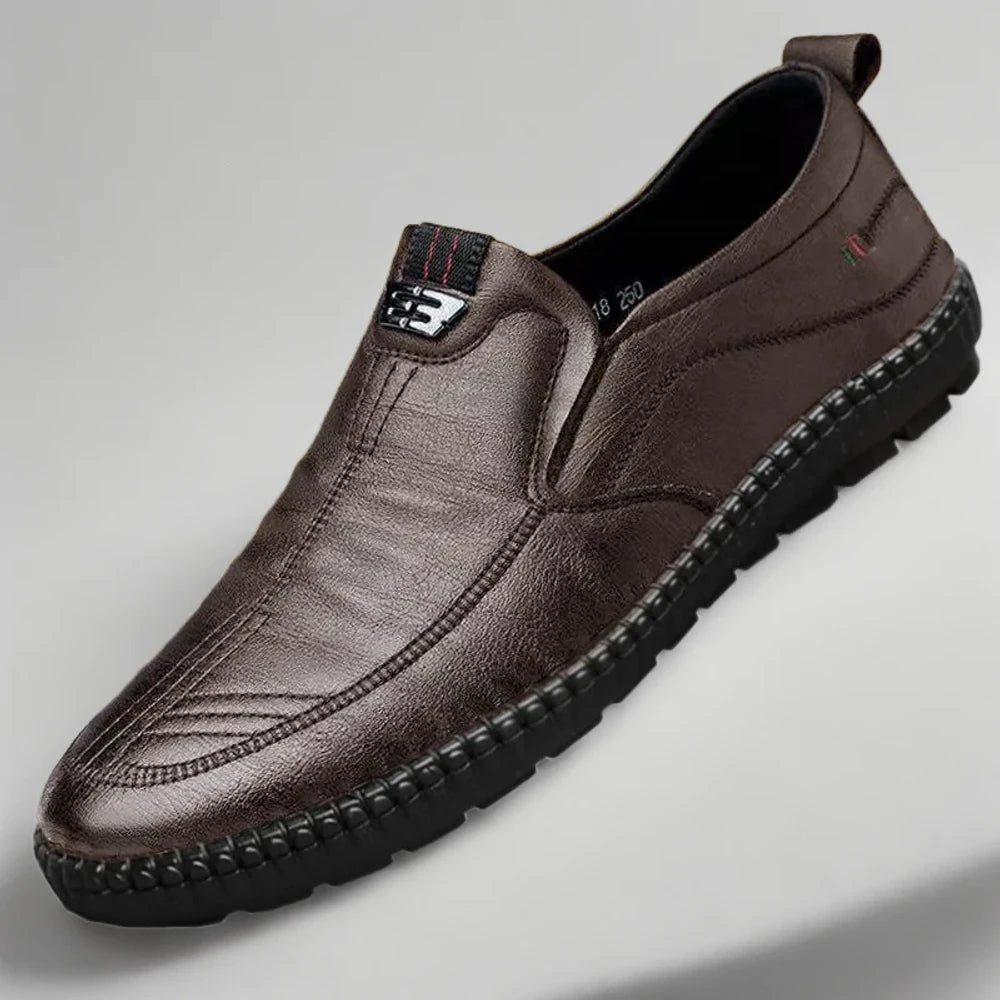 Mocassin homme noir cuir porté avec tenue professionnelle au bureau