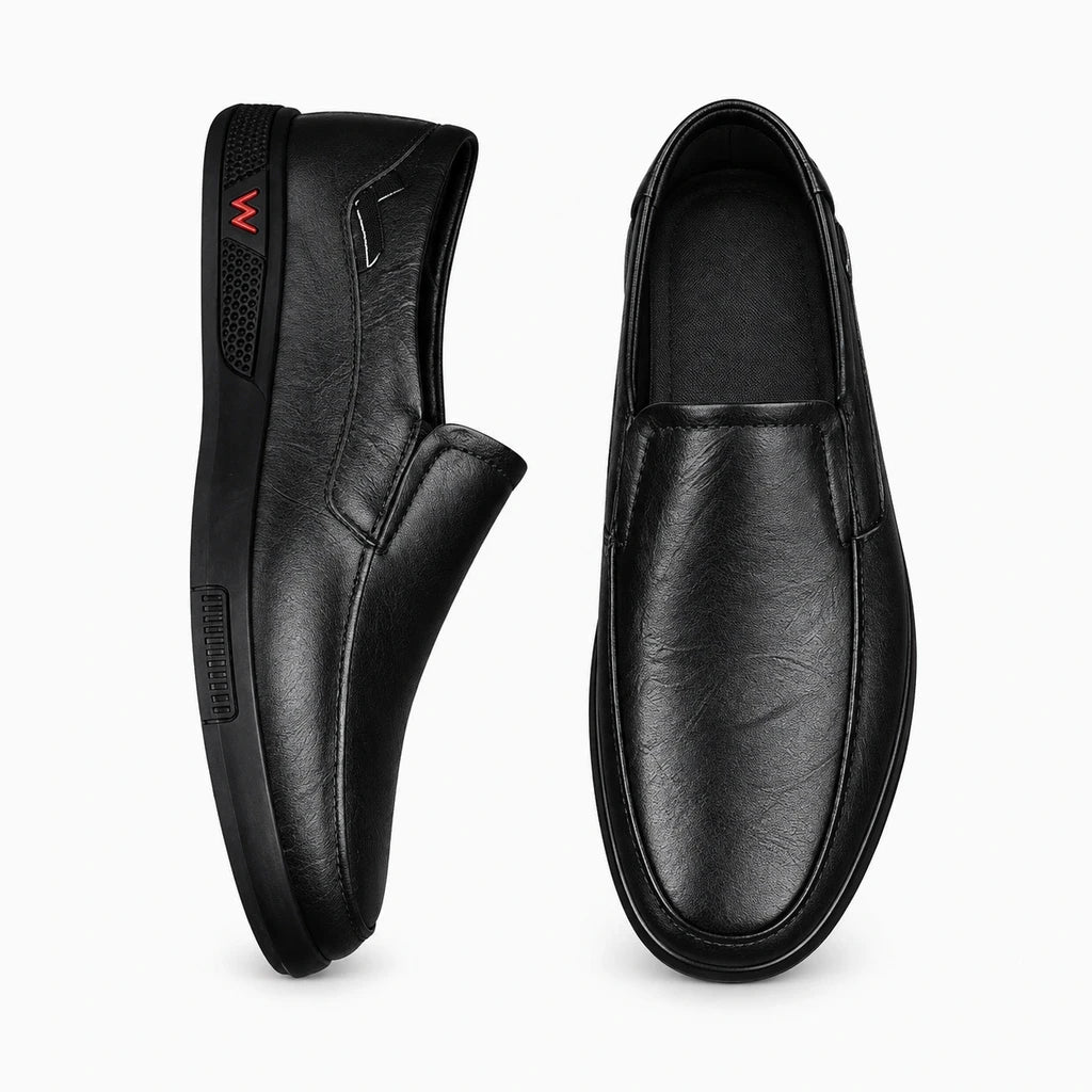 Mocassin en croûte de cuir noire sans lacet, silhouette épurée pour homme