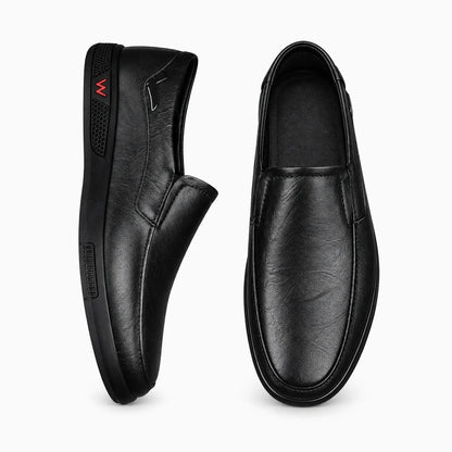 Mocassin en croûte de cuir noire sans lacet, silhouette épurée pour homme