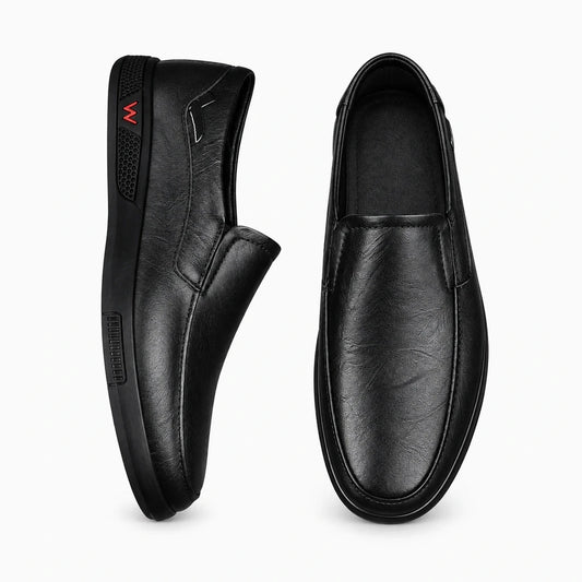 Mocassin en croûte de cuir noire sans lacet, silhouette épurée pour homme