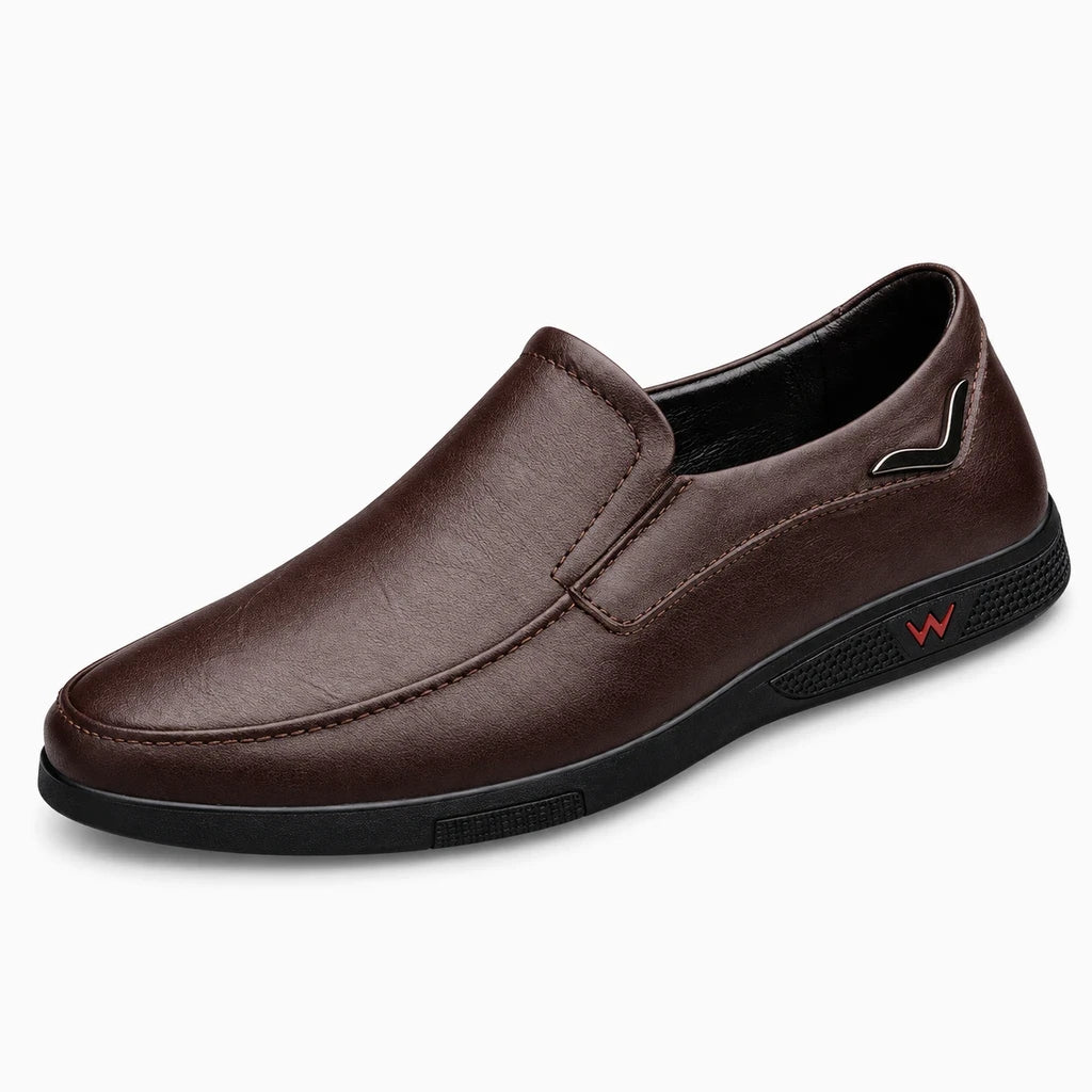 Mocassin noir en croûte de cuir souple, enfilage facile et confort respirant