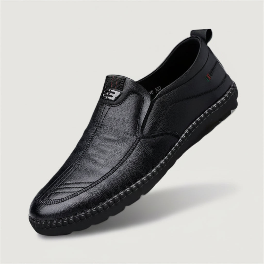 Mocassin cuir souple noir pour homme, vue de profil avec semelle antidérapante visible