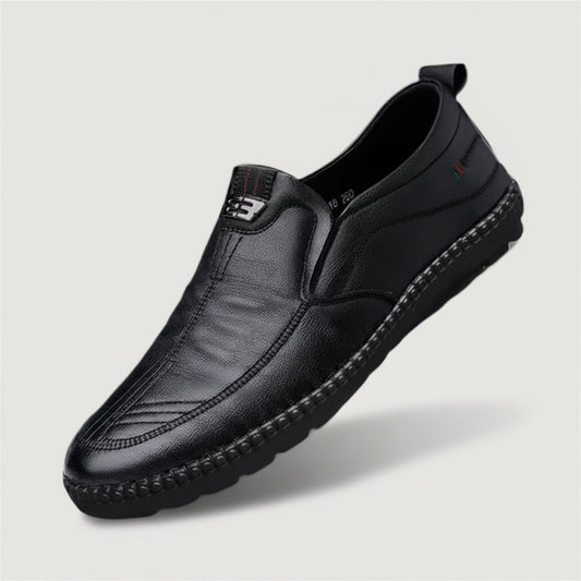 Mocassin cuir souple noir pour homme, vue de profil avec semelle antidérapante visible