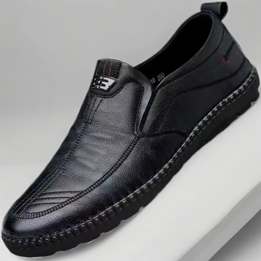 Mocassins cuir souple détail du dessus, mettant en avant la texture et la qualité du cuir