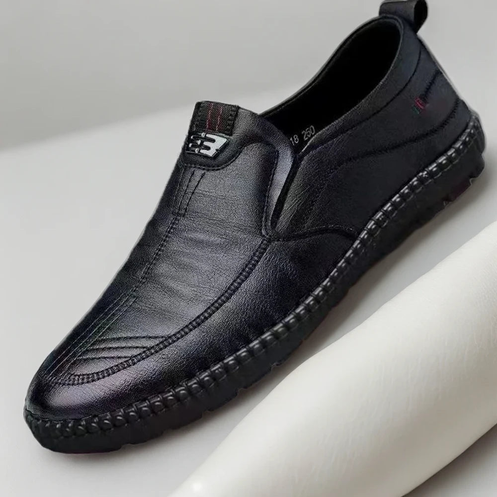 Homme portant mocassin cuir noir souple au bureau, allure professionnelle et confortable