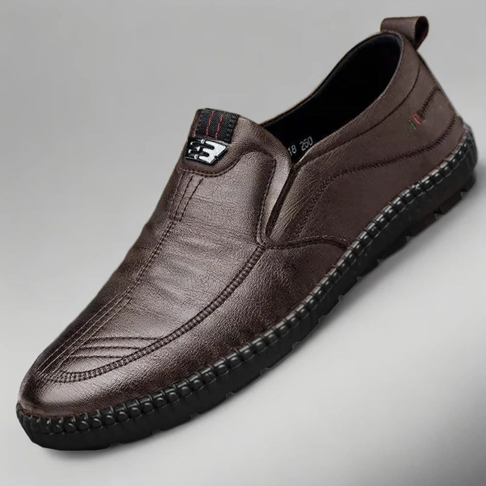 Mocassin cuir souple posé à plat, montrant la forme ergonomique et le confort de la chaussure
