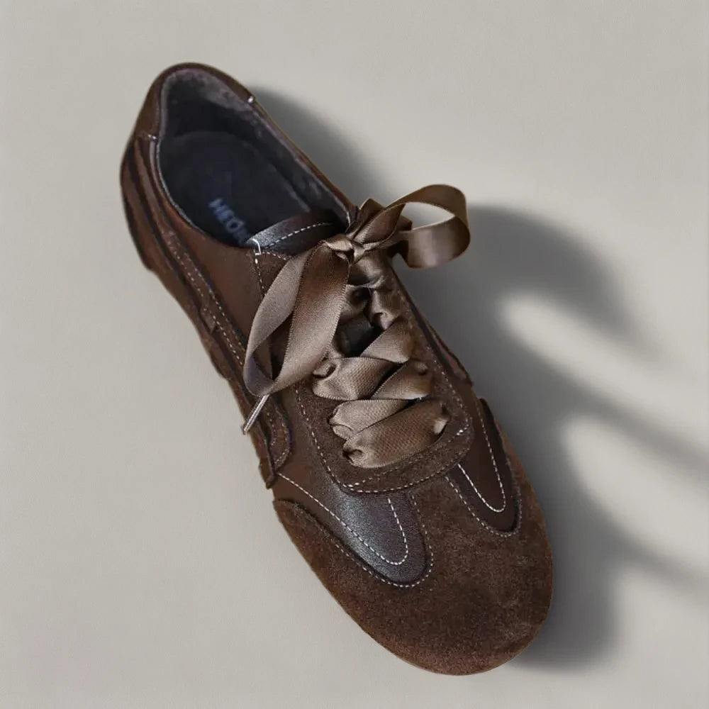 Détail du tressage authentique sur mocassins cuir femme de style rétro