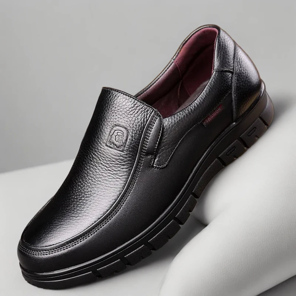 Mocassin homme cuir tressé porté en tenue décontractée pour le quotidien