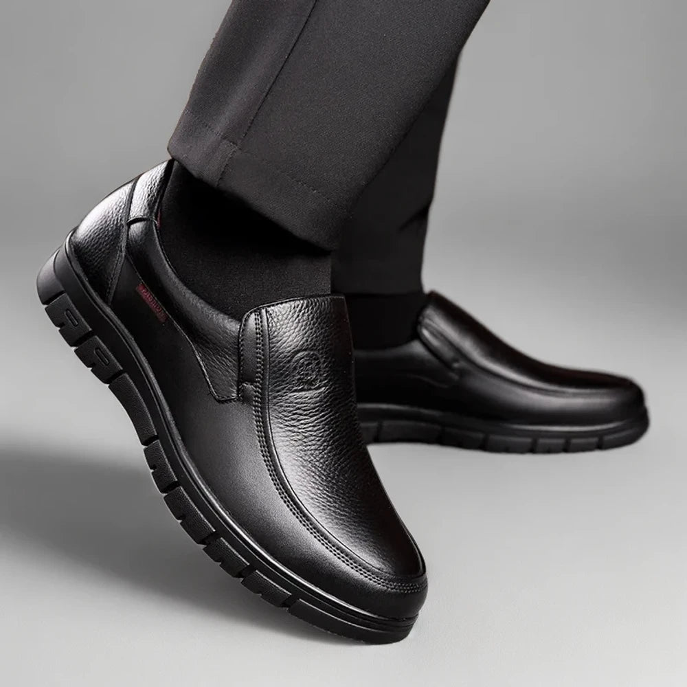 Mocassin homme cuir tressé associé à une tenue habillée et soignée