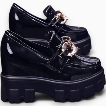 Mocassin cuir vernis femme noir avec chaîne métallique et plateforme épaisse