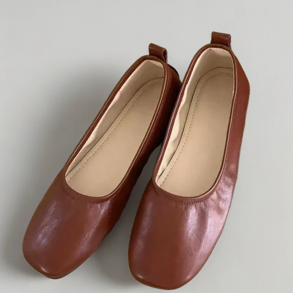 Mocassin femme cuir vernis vue de profil montrant la bride étroite et le confort