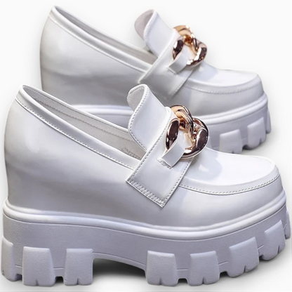 Mocassin femme cuir vernis brillant vue de profil montrant la semelle surélevée