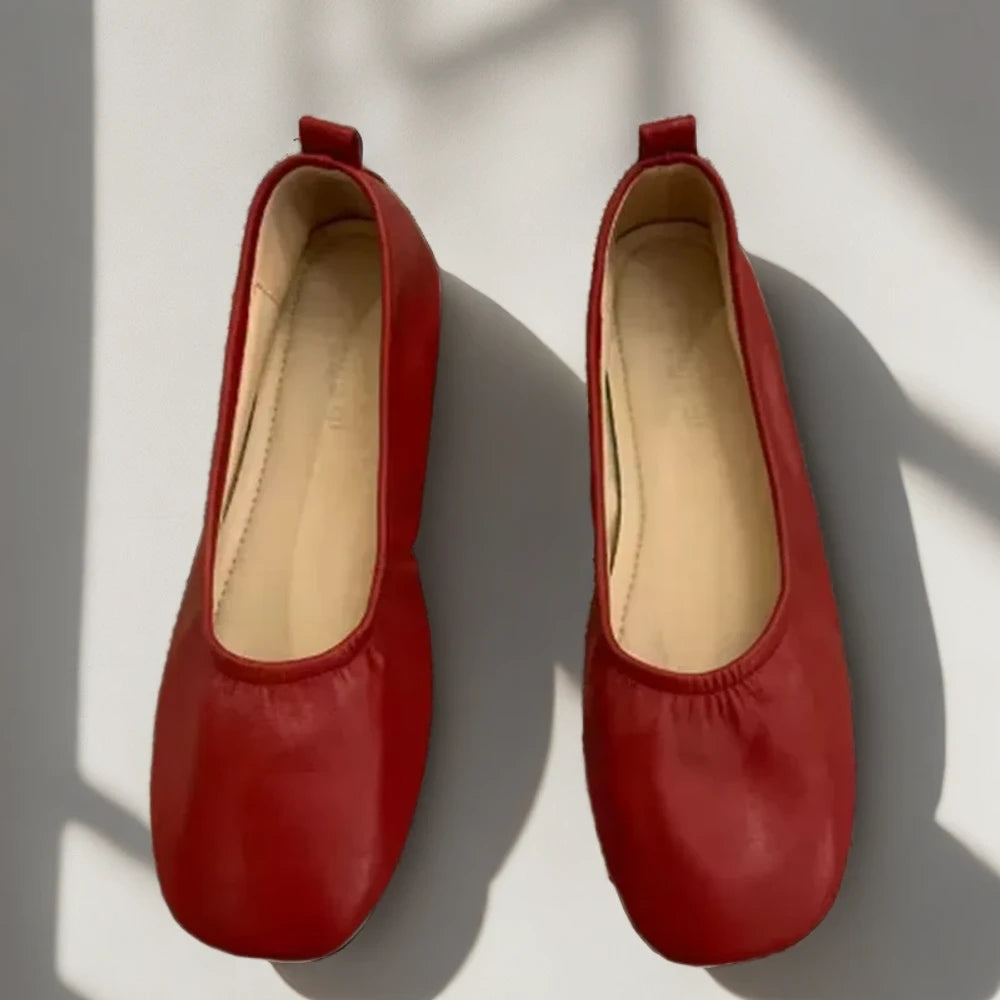 Détail gros plan mocassin cuir vernis femme brillant et raffiné