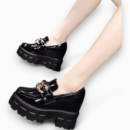 Détail de la décoration chaîne argentée sur mocassin cuir vernis noir