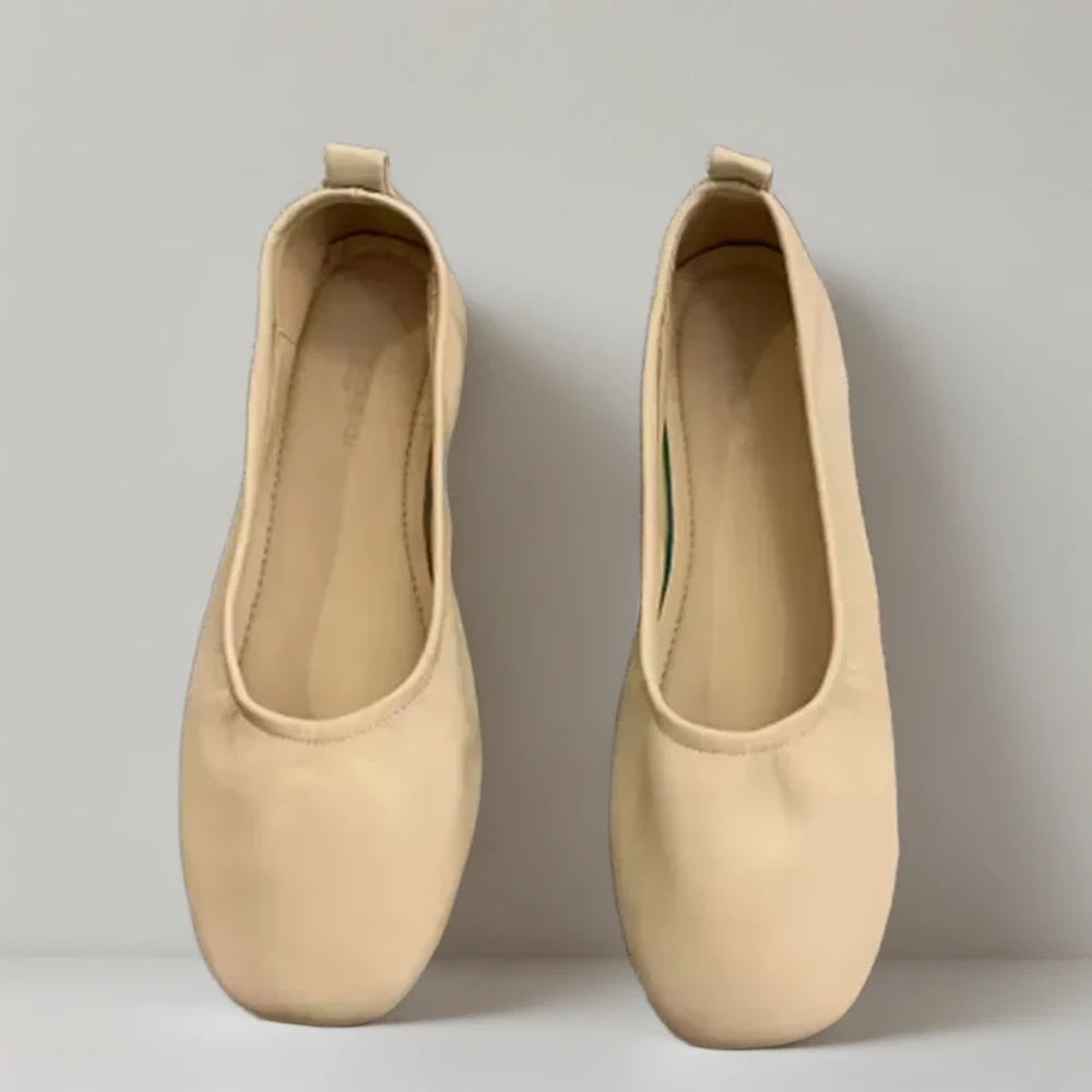 Mocassin cuir vernis femme porté avec jupe pour un style vintage élégant