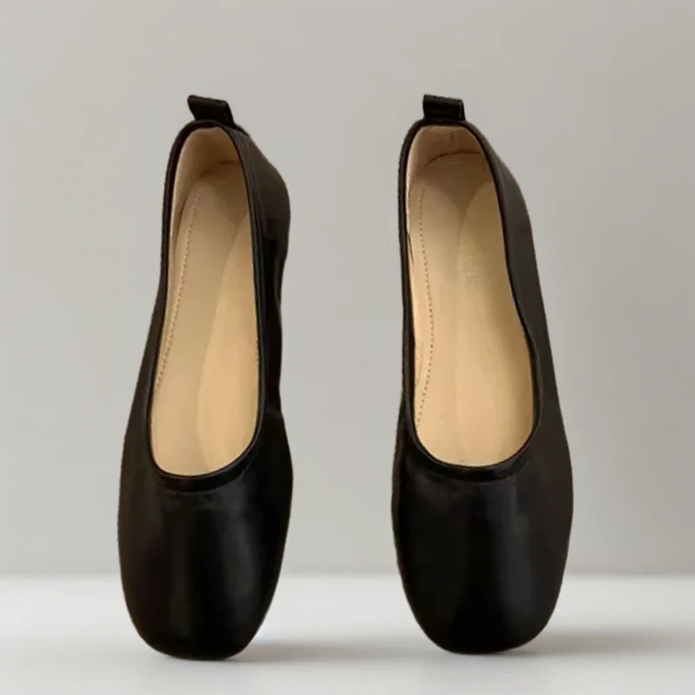 Chaussure mocassin femme cuir vernis bordeaux associée à un pantalon classique