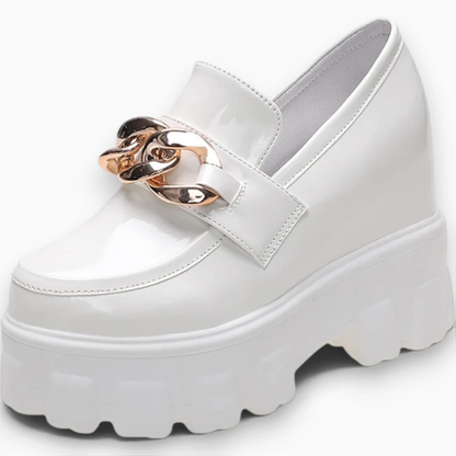 Vue de dessus mocassin femme cuir vernis noir avec garniture chaîne signature