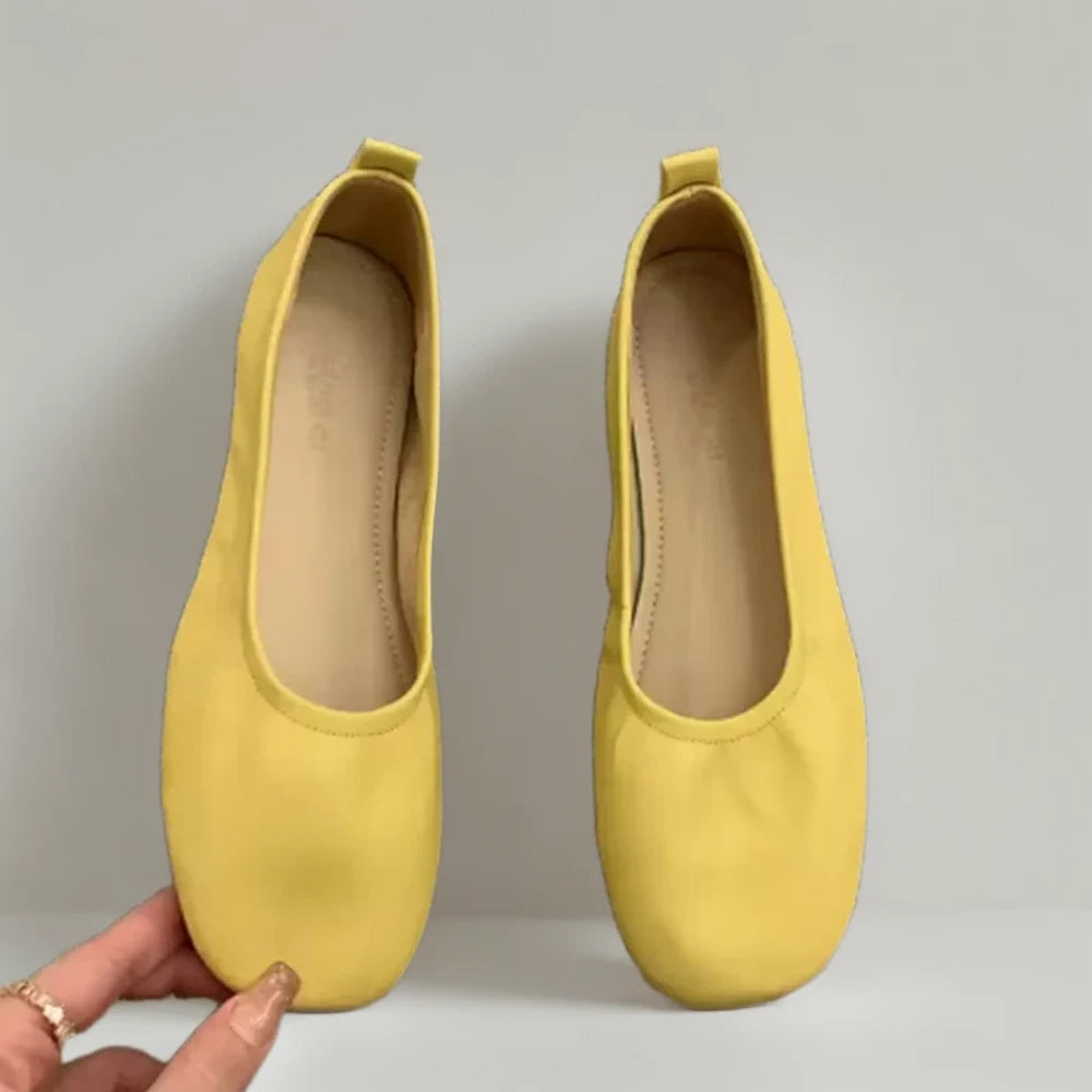 Paire de mocassins femme cuir vernis posés mettant en avant le vernis lustré