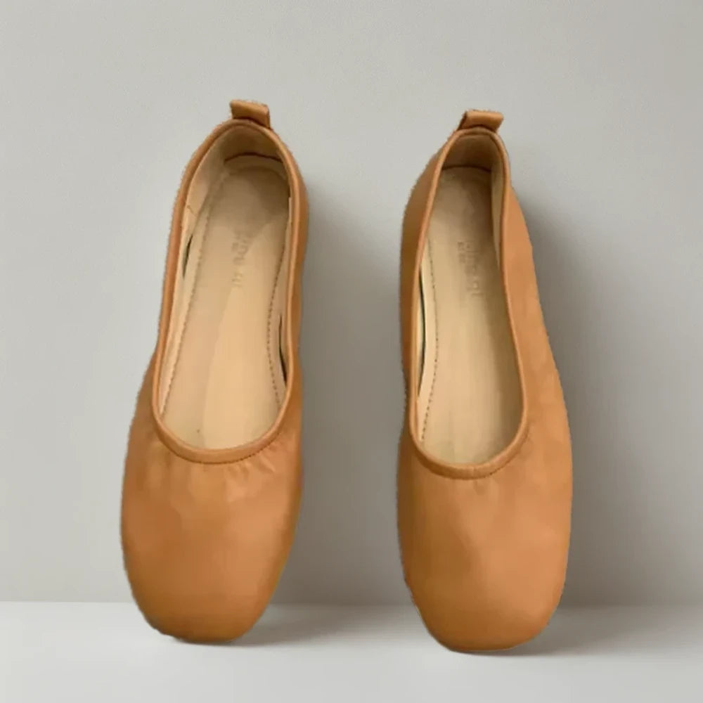 Mocassin ouvert style femme en cuir vernis brillant pour allure intemporelle