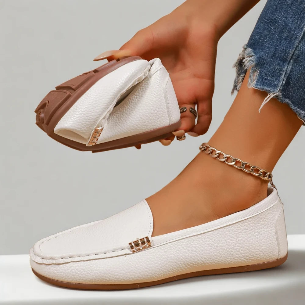 Mocassin d'intérieur femme bleu marine, silhouette épousant parfaitement le pied