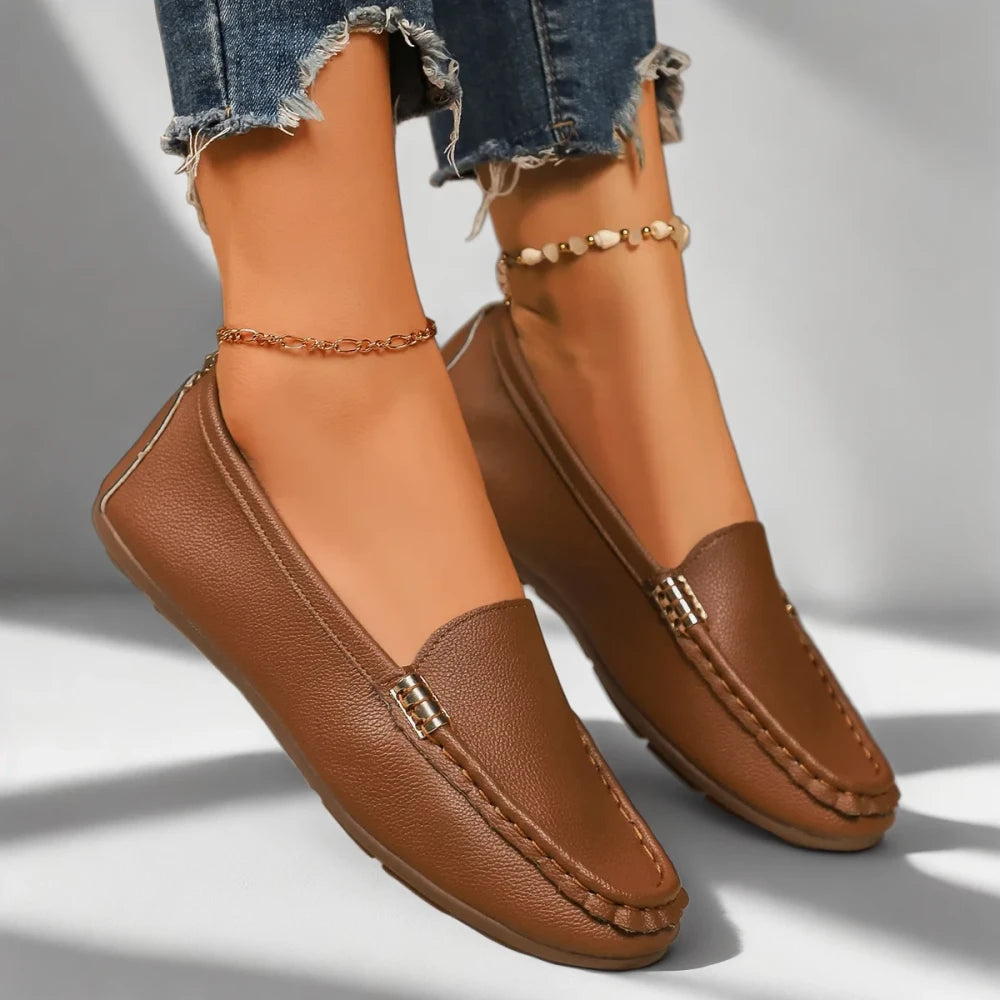 Mocassin intérieur femme porté au quotidien avec jean, ouverture confortable