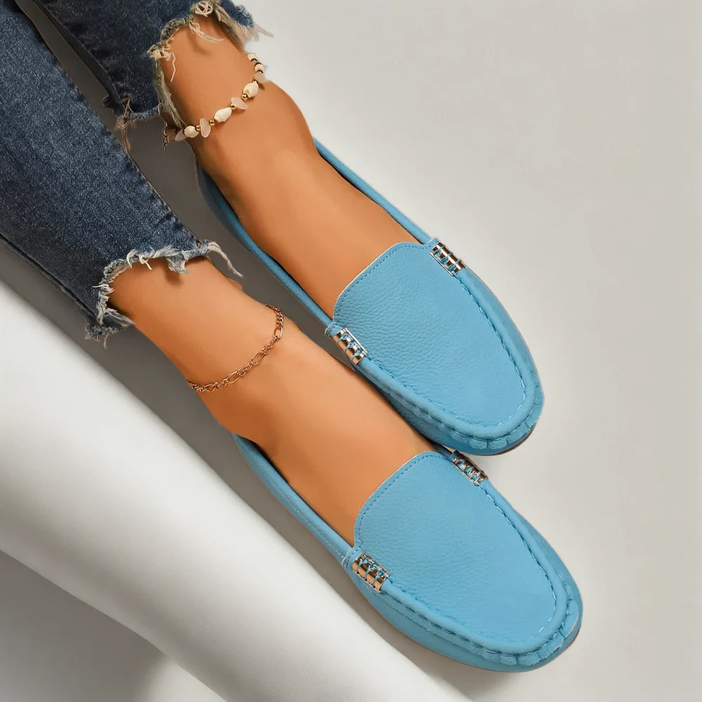 Vue de profil mocassin d'intérieur femme aux trois coloris: noir, blanc, bleu