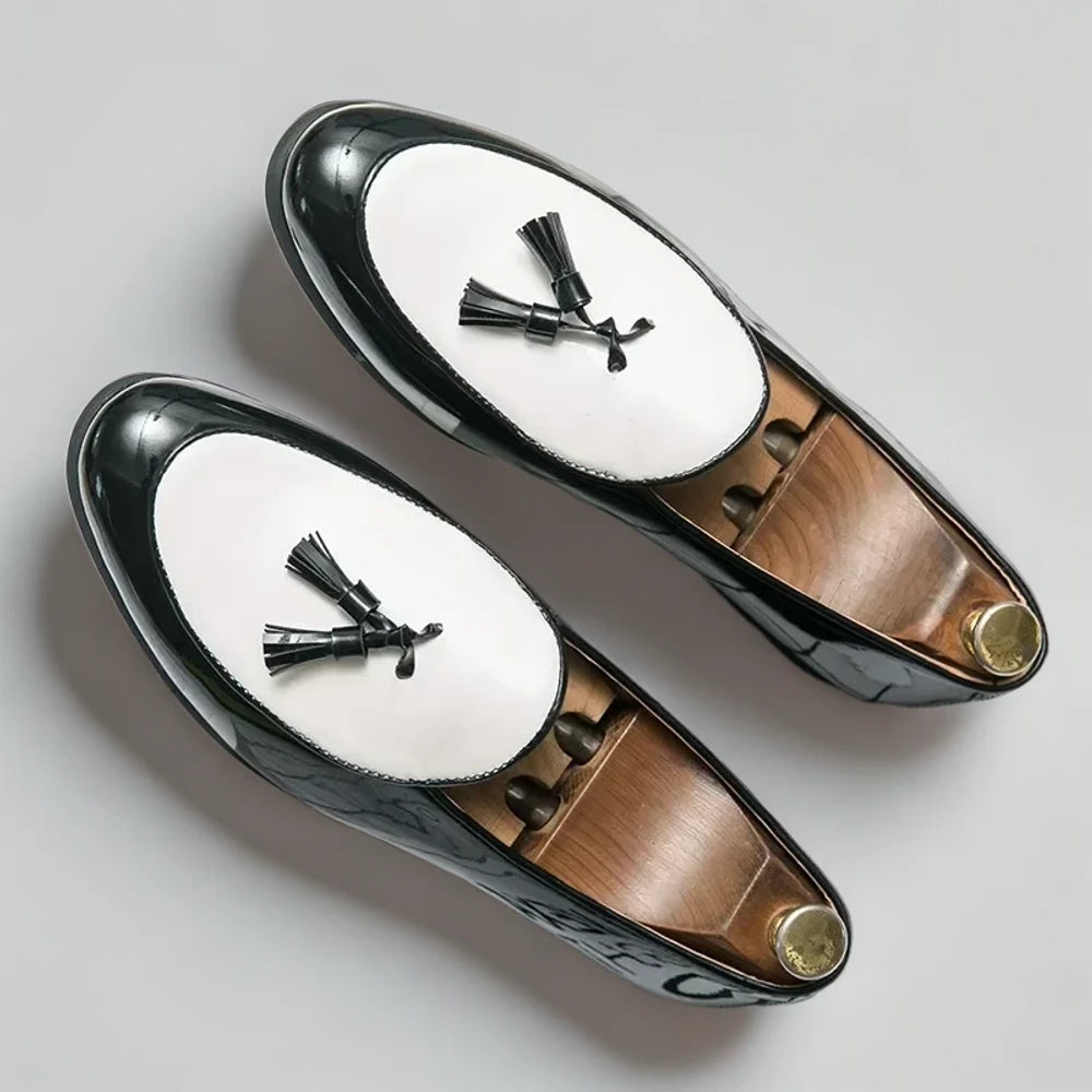 Mocassin homme noir vue de profil, finition soignée et intemporelle