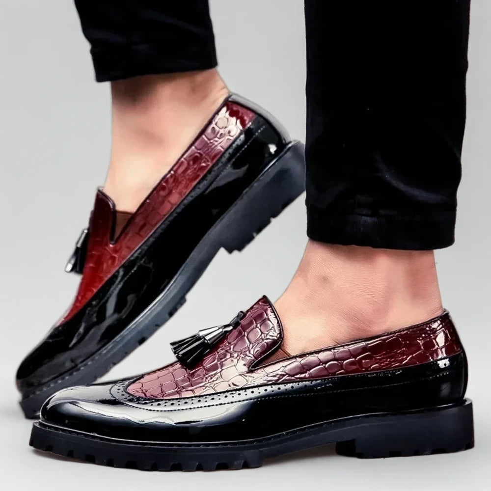 Mocassin d'intérieur homme porté avec costume, style sophistiqué