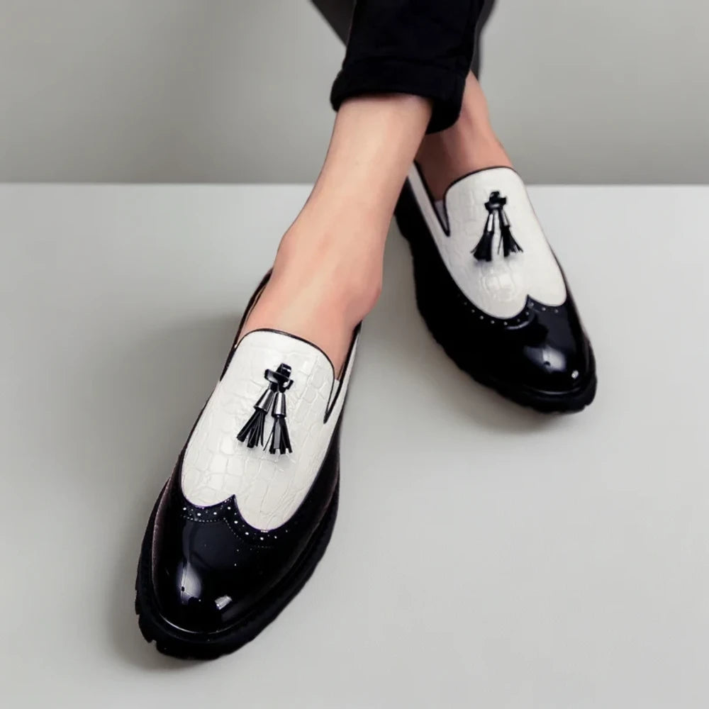 Mocassin homme disponible en noir blanc et rouge, variantes colorées