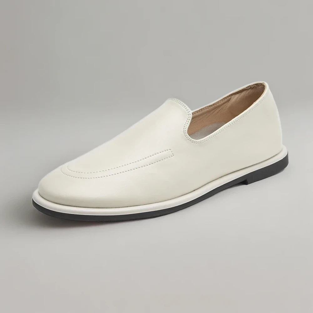 Mocassins en daim beige avec semelle antidérapante vue de dessus