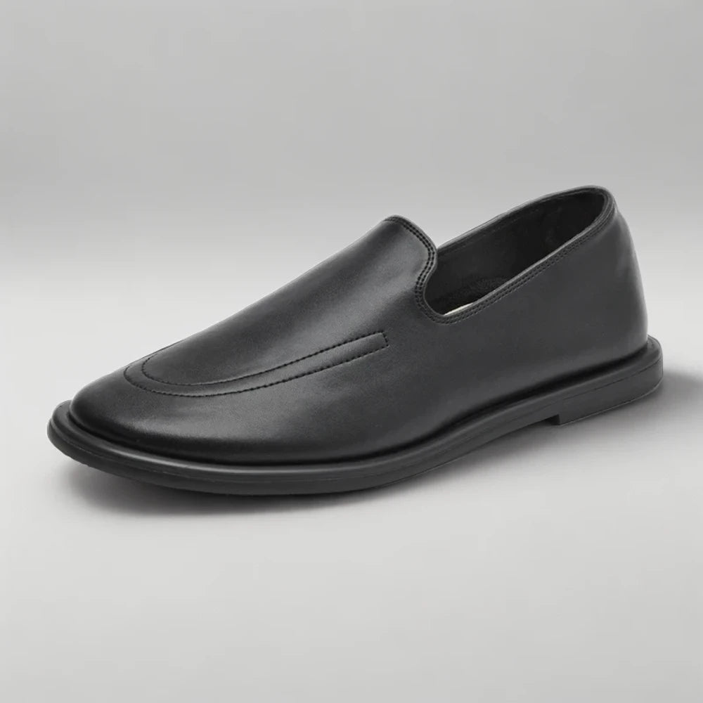 Mocassin beige daim porté avec pantalon droit en tenue décontractée