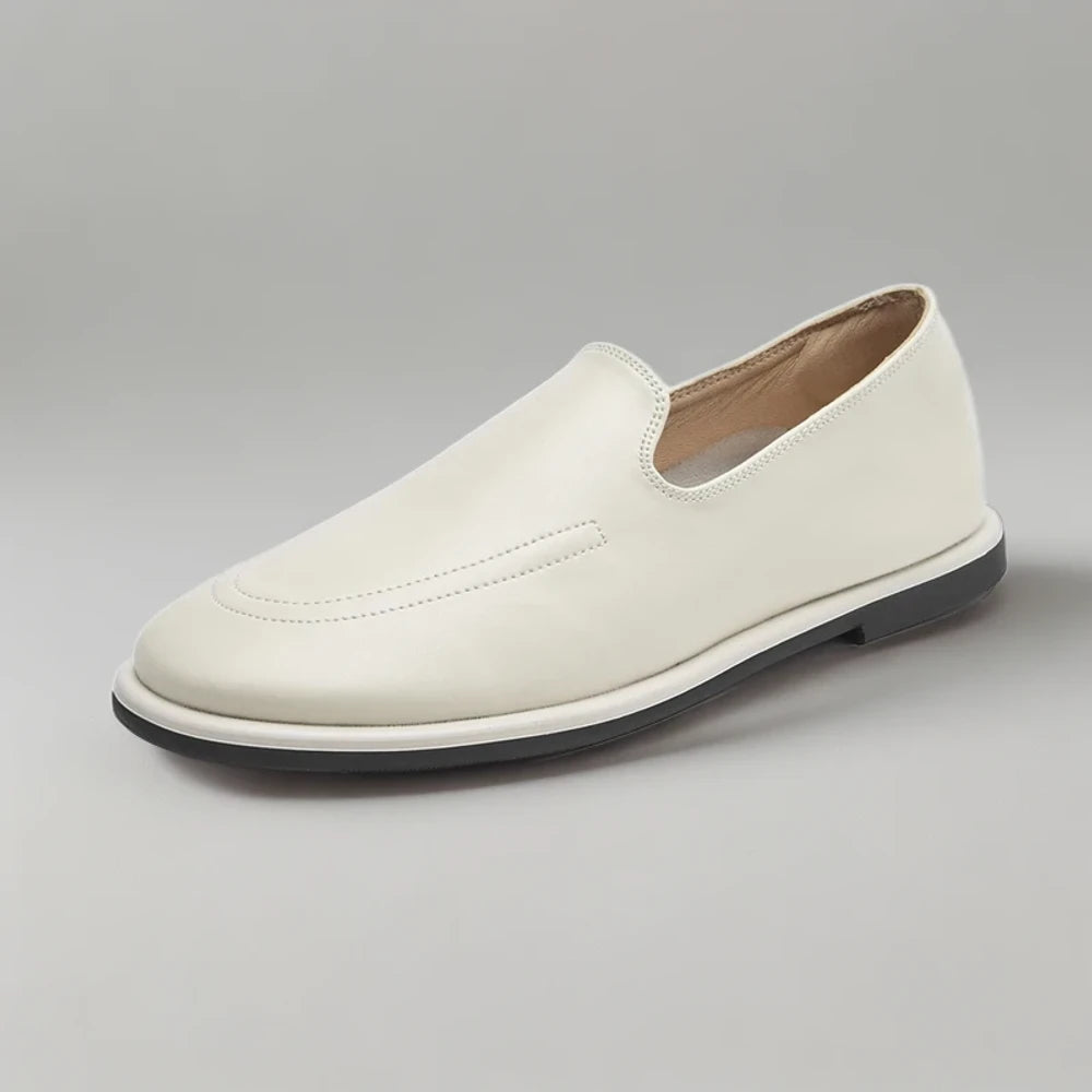 Mocassin en daim beige associé à une jupe fluide pour look quotidien