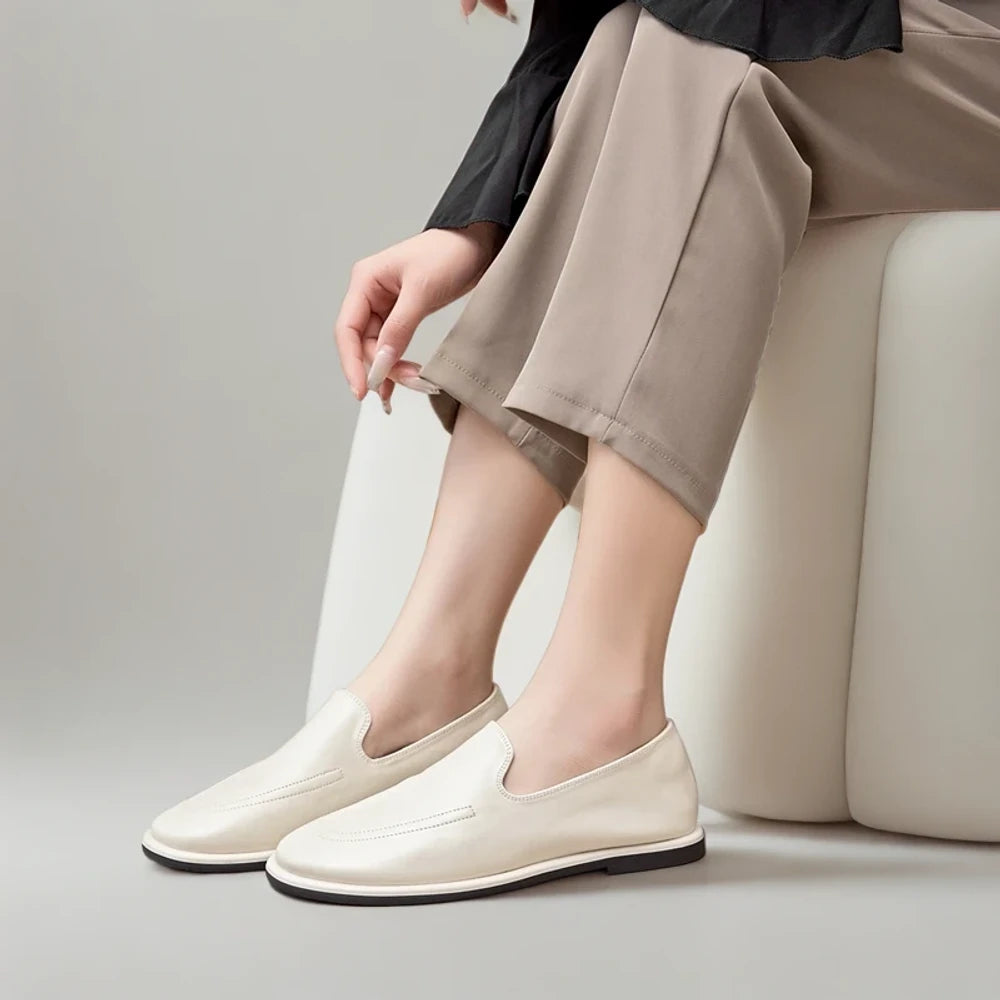 Mocassin daim beige gros plan sur la texture suède douce et naturelle