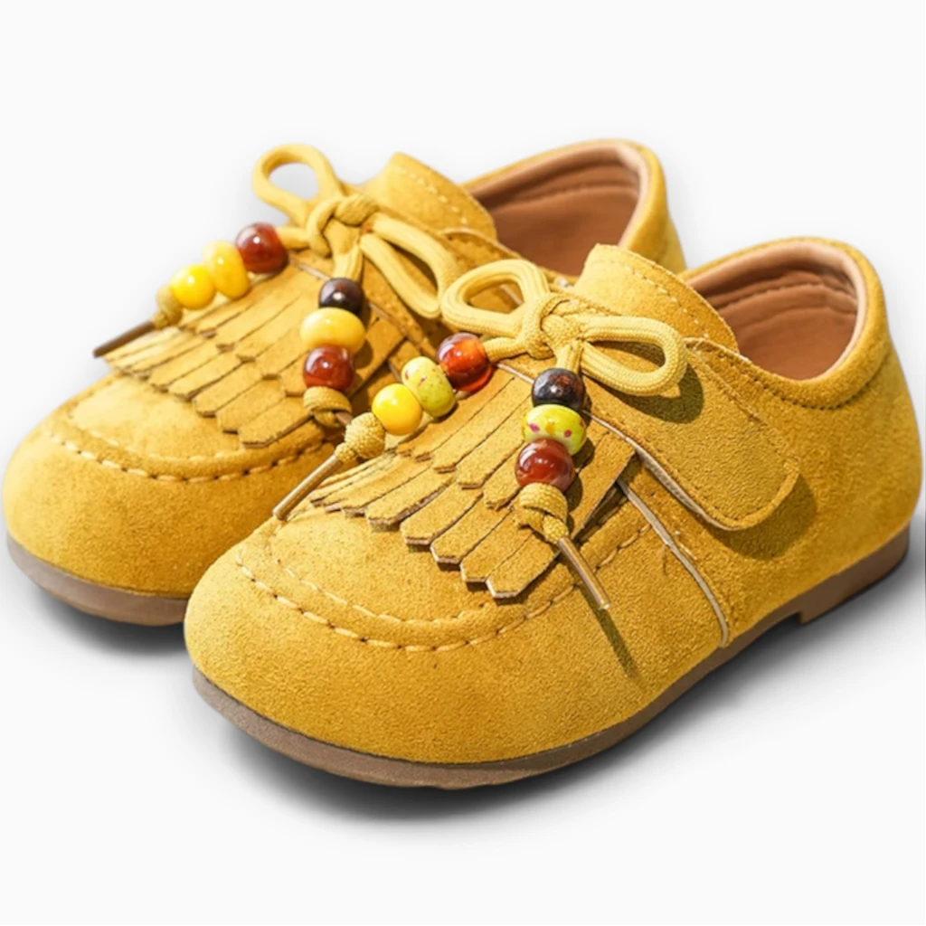 Paire de chaussures printemps fillette jaunes, bride et franges sur le dessus