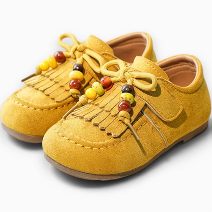 Paire de chaussures printemps fillette jaunes, bride et franges sur le dessus