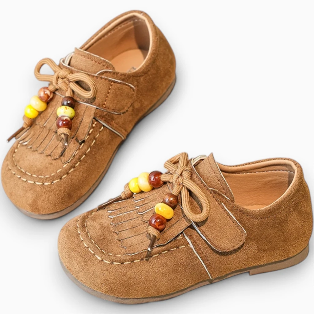 Chaussures fillette marron vues de côté, coupe plate et intérieur lisse